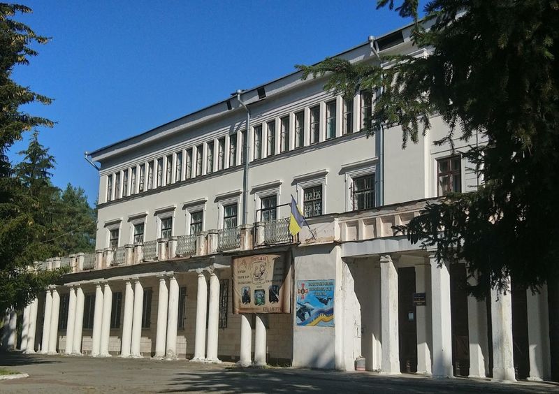 Озерне